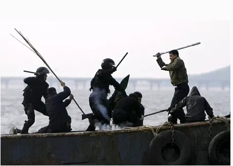 韩国扬言“严打”越界中国渔民 30名警察配步枪加入行动